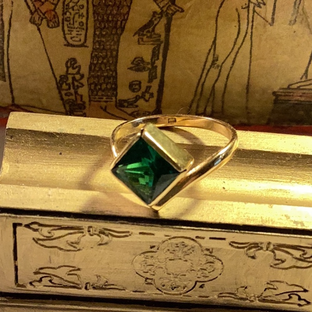 Simulated emerald ring